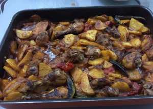 فخاذ الدجاج مع البطاطا والصلصة