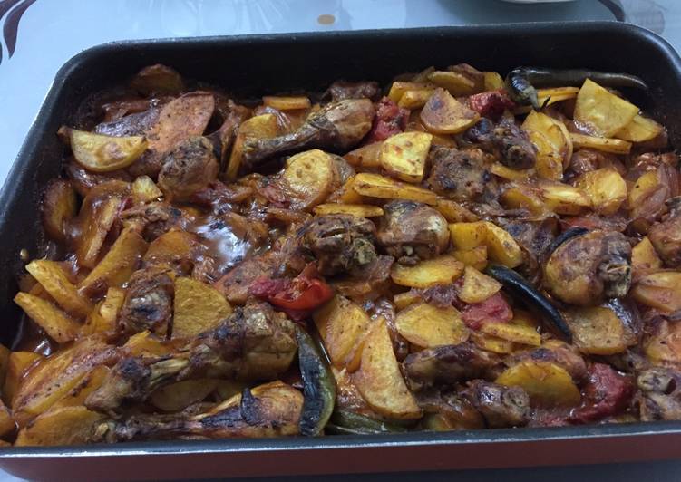 فخاذ الدجاج مع البطاطا والصلصة