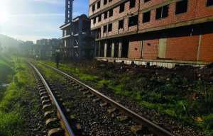 Constructions près des rails à Bouira: La réglementation piétinée