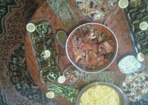 دجاج مشوي مع بصل وبندوره