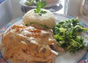 دجاج بصلصة المشروم والبصل