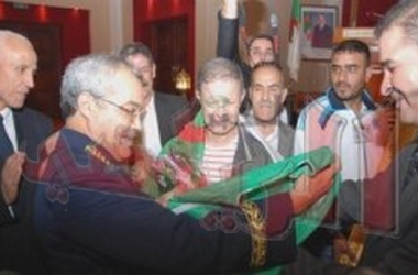 تكريم اللاعب الدولي الأسبق لكرة القدم رابح قموح بسكيكدة