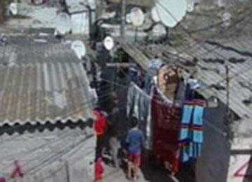 800 عائلة بمركز عبور 