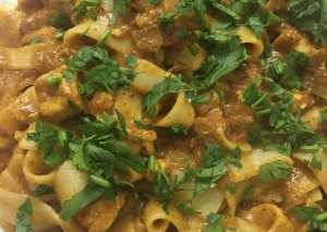 مكرونة بصدور الدجاج والصلصة الحمراء