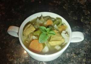 شوربة خضار مع قطع الدجاج