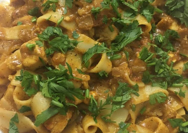 مكرونة بصدور الدجاج والصلصة الحمراء