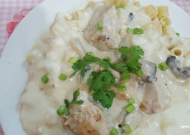 مكرونه بالفطر والدجاج