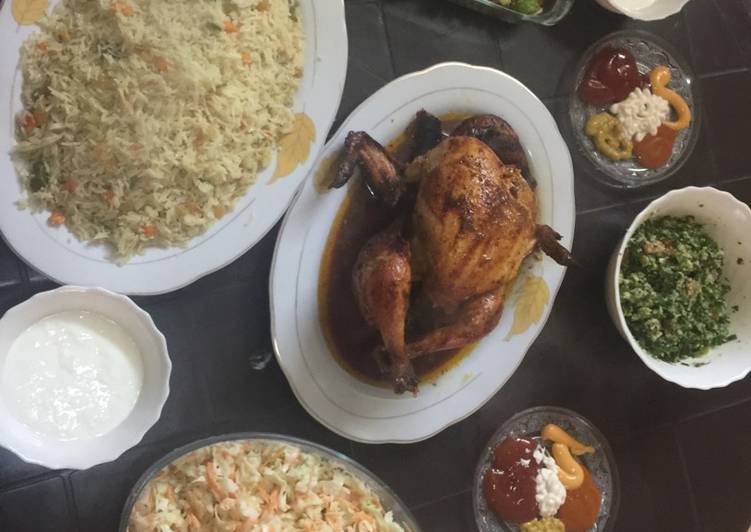 دجاج مشوي مع ارز مفلفل مع خضره