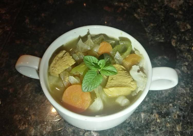 شوربة خضار مع قطع الدجاج