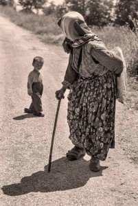 ‏الفرق بينهما متر وسبعون سنة‏ هو ينظر للأمام ويخاف ‏وهي تنظر للخلف وتتمنى.