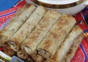 رول الدجاج والمكسرات