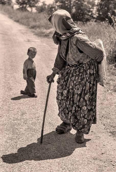 ‏الفرق بينهما متر وسبعون سنة‏ هو ينظر للأمام ويخاف ‏وهي تنظر للخلف وتتمنى.