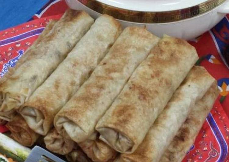 رول الدجاج والمكسرات