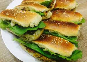 سندويش محشي دجاج وخس ومايونيز