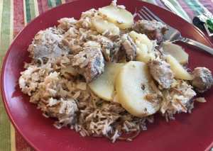 صينيّة دجاج وبطاطا بالثوم