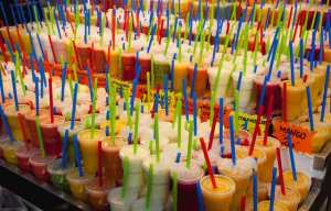 Planète - Pollution: L'UE s'accorde pour interdire la majorité des plastiques à usage unique