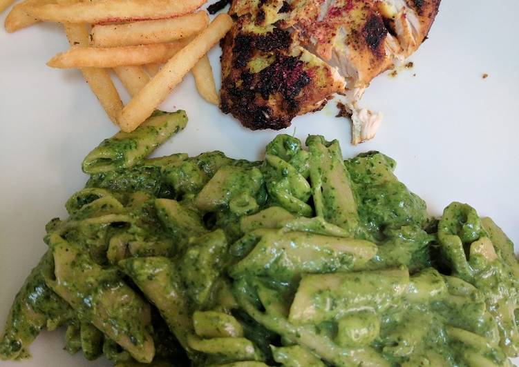 باستا السبانخ مع صدور الدجاج المشويه