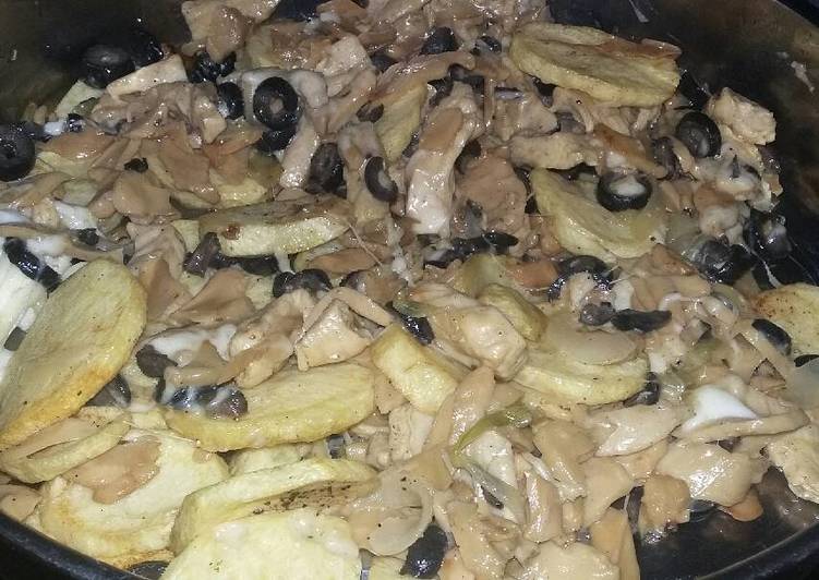 بيتزا البطاطا والدجاج والفطر بجبنة الموزاريلا بالباشاميل 🍕