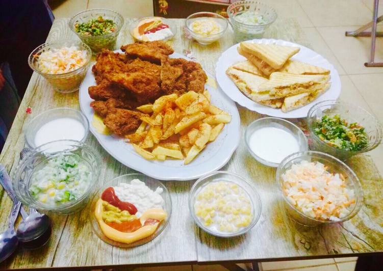 دجاج بروستد على طريقتي وساندويشات توست دجاج