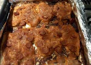 صدور دجاج مشوية بالجبن و الهوت دوج و طماطم و فلفل