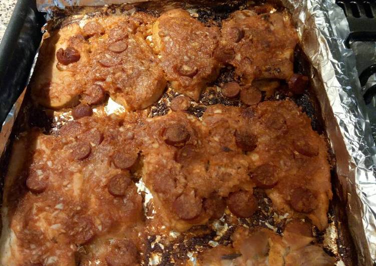 صدور دجاج مشوية بالجبن و الهوت دوج و طماطم و فلفل