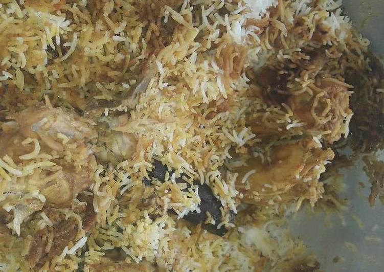 عيش مشخول مع الدجاج