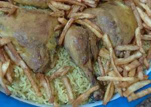 كبسة الدجاج الصفراء مع البطاطا المقلية المقرمشة