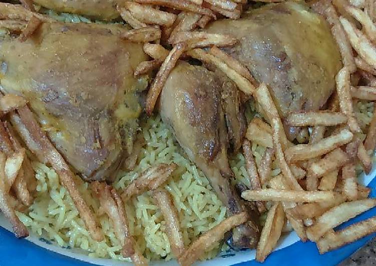 كبسة الدجاج الصفراء مع البطاطا المقلية المقرمشة