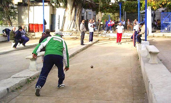 La pétanque, un loisir très prisé par de nombreux Tlemcéniens