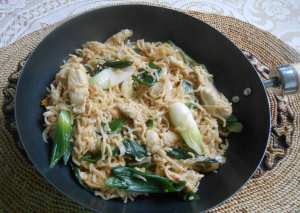 معكرونة بالدجاج على الطريقة الصينية