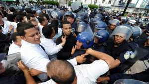 Le président du Conseil national de l’Ordre des médecins, le Dr Mohamed Bekkat Berkani, appelle les autorités à agir face au départ massif des médecins spécialistes algériens à l’étranger et particulièrement en France.