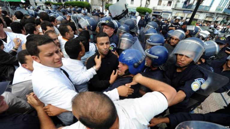 Le président du Conseil national de l’Ordre des médecins, le Dr Mohamed Bekkat Berkani, appelle les autorités à agir face au départ massif des médecins spécialistes algériens à l’étranger et particulièrement en France.