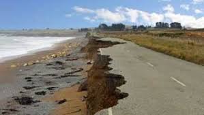 Béjaïa - La mer avance dangereusement sur la RN 9