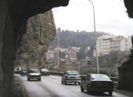 Constantine - Chute de deux grosses pierres sur la route de la corniche