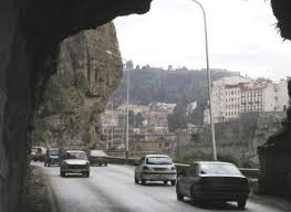 Constantine - Chute de deux grosses pierres sur la route de la corniche