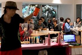 Planète - POUR FAIRE PRENDRE CONSCIENCE AUX HABITANTS DE LA QUANTITÉ DE DÉCHETS QU’ILS PRODUISENT:  Un bar avec vue sur ordures à Tokyo