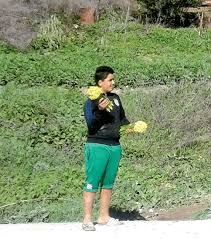 Débrouillardise enfantine à Mila:  Les fleurs champêtres comme marchandise
