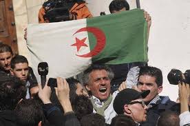 Rachid Nekkaz porté par une foule euphorique à Alger-centre