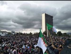 Algérie - Contre un 5e mandat et pour le changement: Des milliers d'étudiants dans la rue
