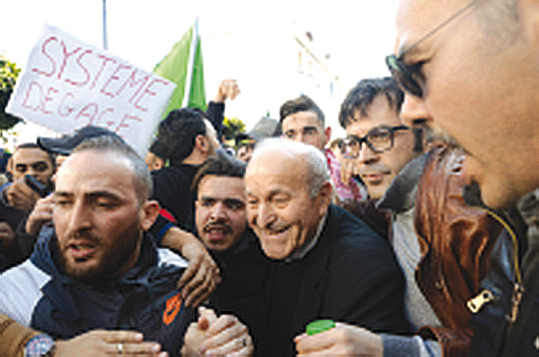 Alger - Issad Rebrab porté par les manifestants «Je marche pour l’Algérie»