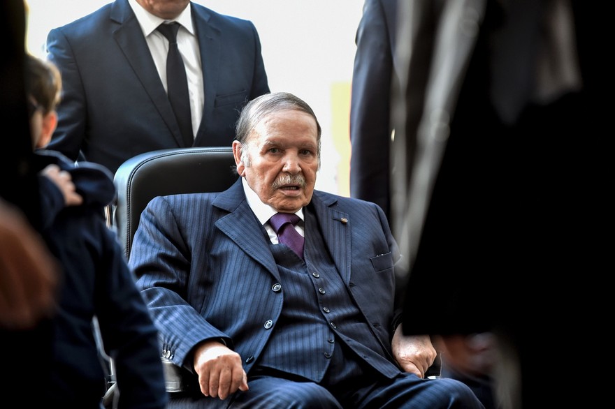Le président algérien Abdelaziz Bouteflika renonce à briguer un cinquième mandat