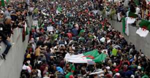 الجزائريون يشعرون بـ”ربع انتصار”.. ويراقبون بوتفليقة منذ يوم واحد