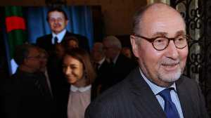 Le double-jeu de Paris : Macron soutient Bouteflika, Driencourt chauffe la rue