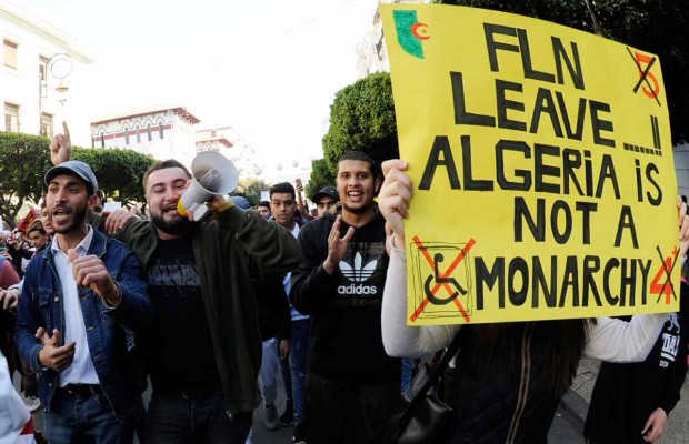 Algérie - LES MANIFESTANTS NE DÉSARMENT PAS ET MULTIPLIENT LES APPELS À INVESTIR LA RUE:  «Rendez-vous vendredi»