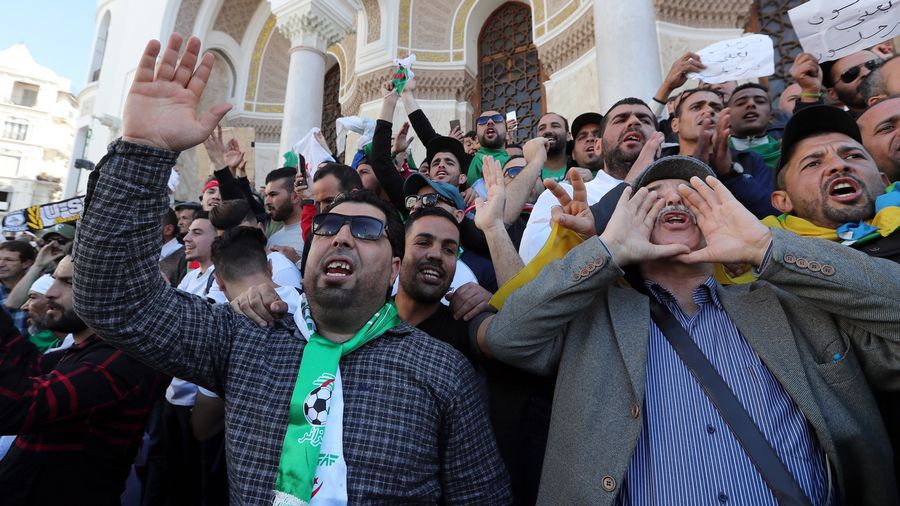 Alger manifeste contre Bouteflika ...et aussi un peu contre Macron
