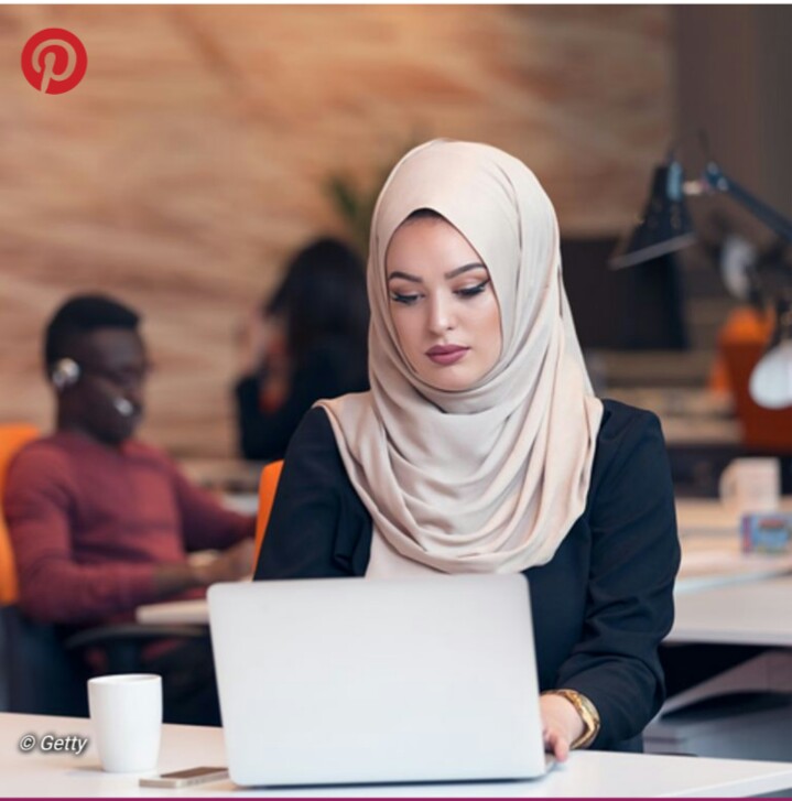 Une jeune femme voilée accuse Etam de discrimination à l'embauche