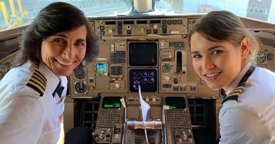 Mère et fille aux commandes d'un avion