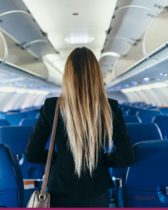 En écoutant une conversation dans un avion, elle empêche un homme de harceler une ado