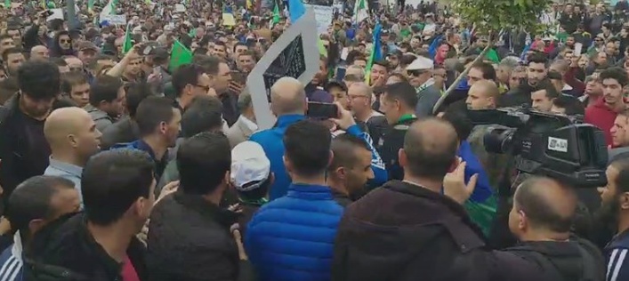 Saïd Sadi et Rachid Nekkaz chassés par les manifestant