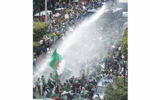 Alger - GAZ LACRYMOGÈNES ET USAGE DE BALLES EN CAOUTCHOUC CONTRE LES MANIFESTANTS:  Témoignages accablants contre les policiers
